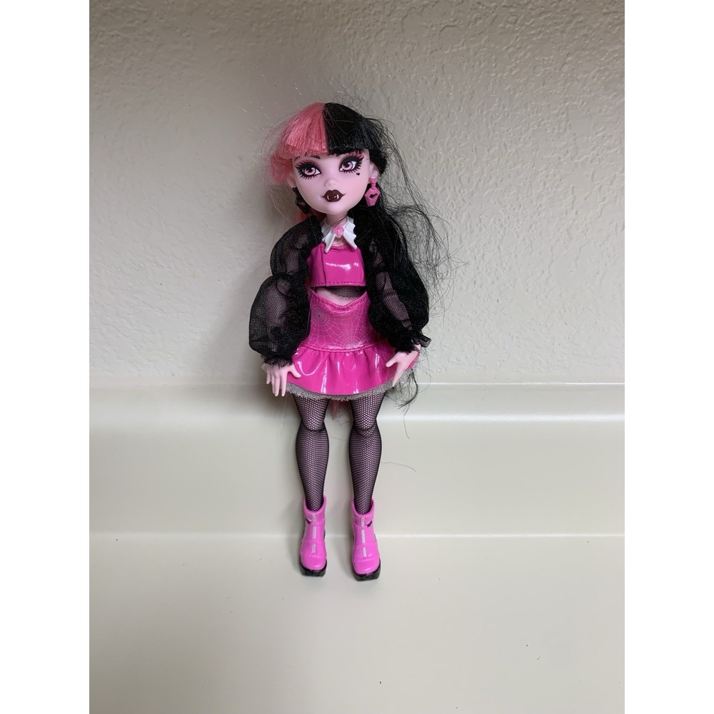 2022 Monster High G3 Draculaura Core Refresh 11" Fashion Doll With Outfit